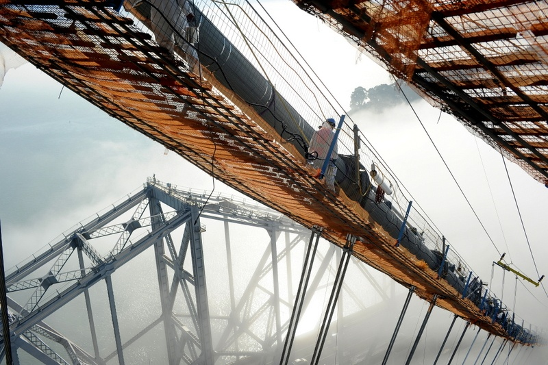Illustration for article titled An Up-Close Look at the Monumental Task of Building a Bridge